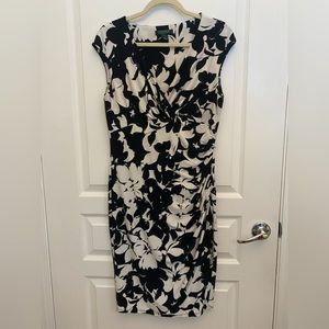 Lauren Ralph Lauren Dress
V-neck Shoulder Pads Cinched on the side Part Wrap